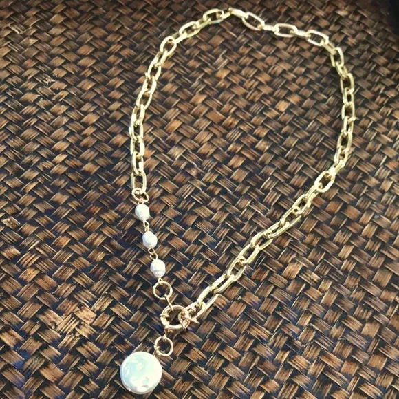 $5 if bundle: Faux Pearl and Metal Chain Necklace - Picture 4 of 7